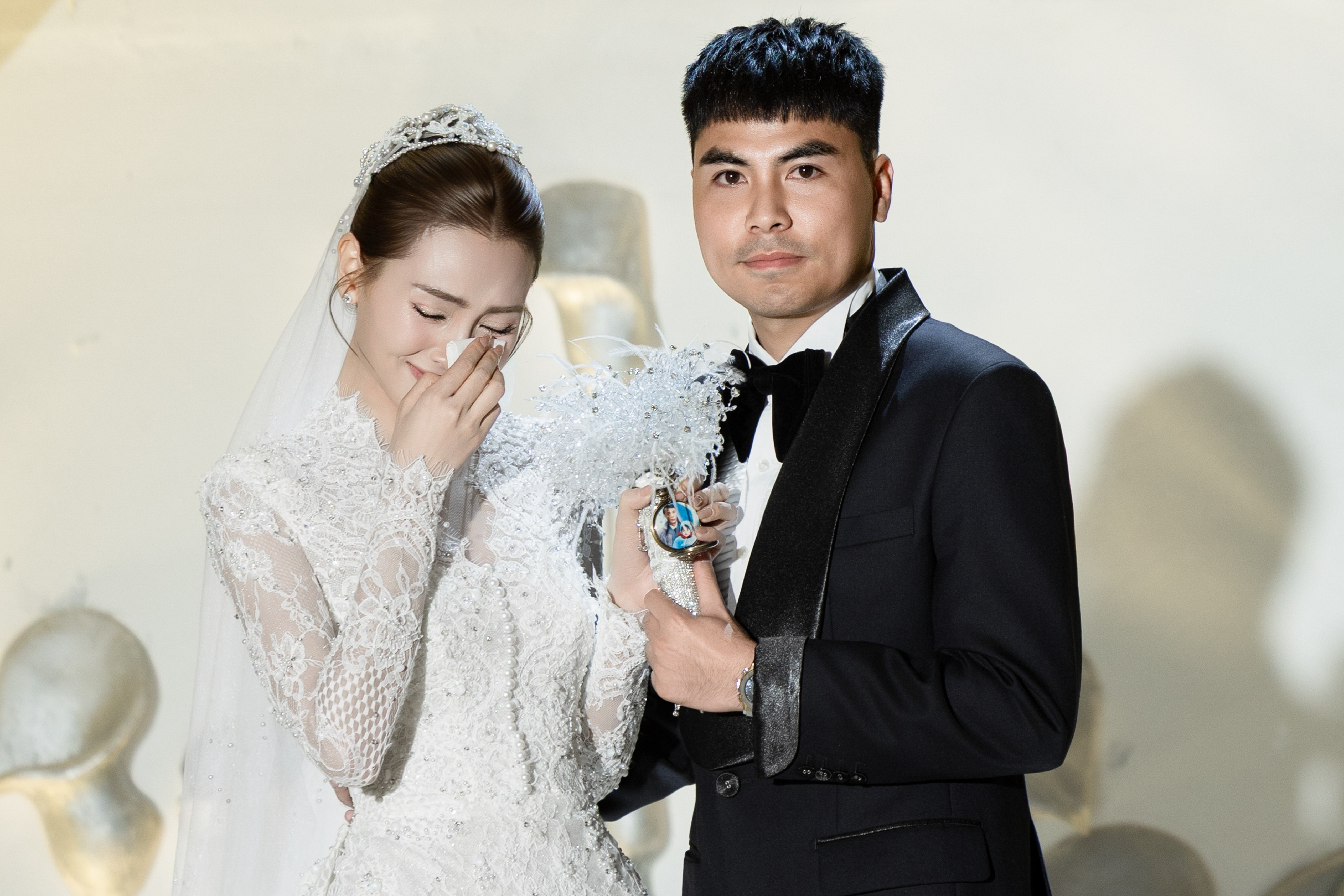 Cau thu Duc Huy may do 2 bo suit 'quiet luxury' cho dam cuoi hinh anh