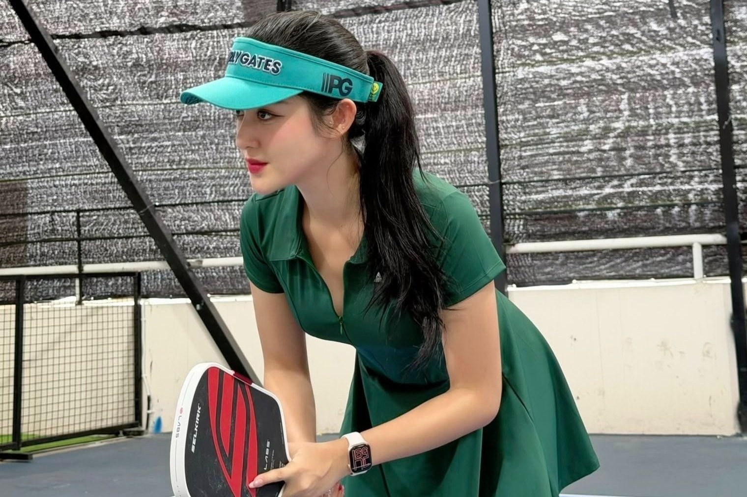 A hau Huyen My chan thuong khi choi pickleball hinh anh