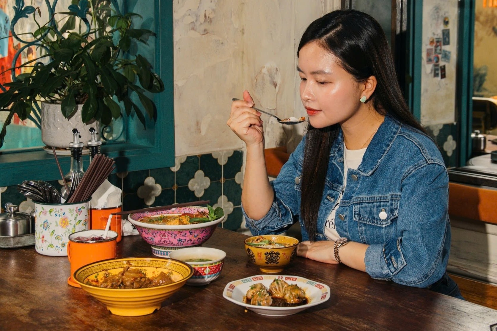 Nghich ly an ngoai cua nguoi Viet: Di it, chi nhieu hinh anh