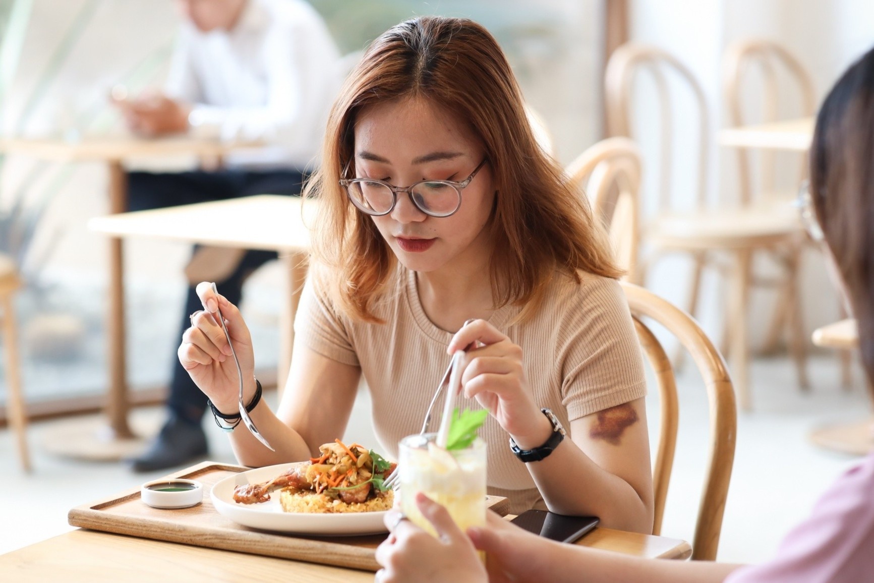 It thay nguoi Viet mang com trua di lam hinh anh