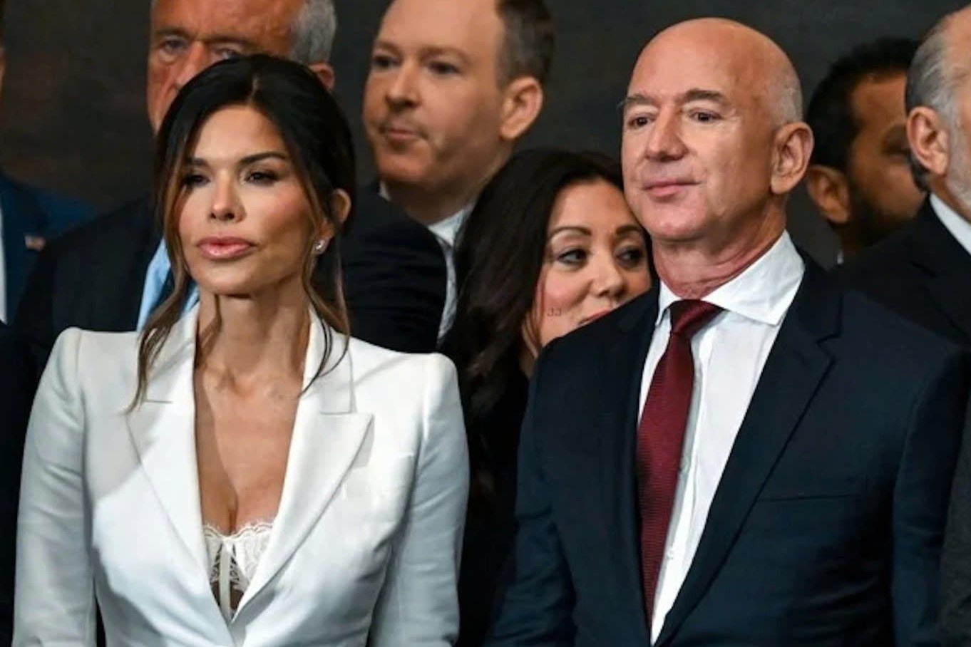 Vo ty phu Jeff Bezos phan hoi viec mac ao ren o Nha Trang hinh anh