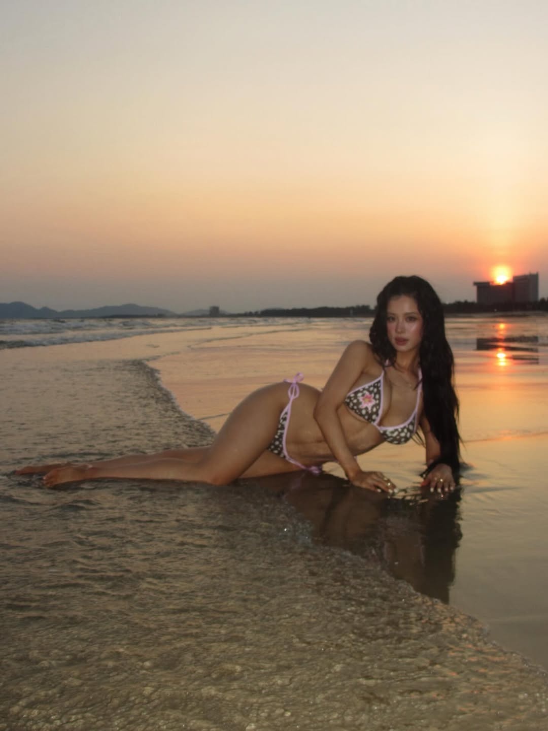 Han Hang,  May Chi,  Ngoc Trinh,  bikini,  bien,  thoi trang,  Newsfeed Rate anh 6