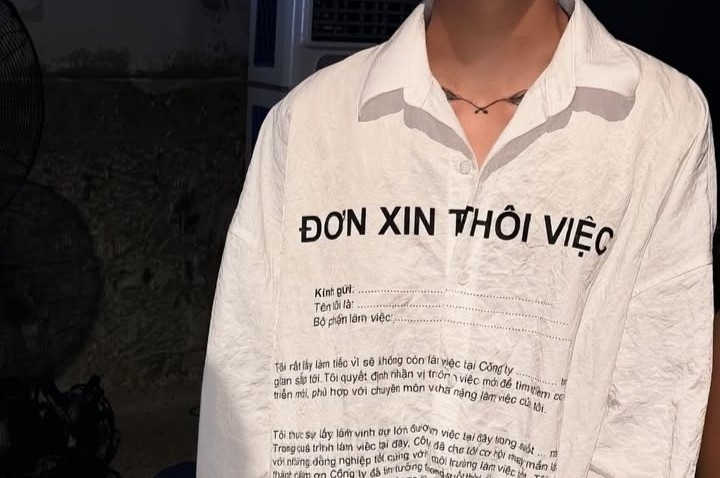 Ao so mi 'don xin thoi viec' gay sot hinh anh