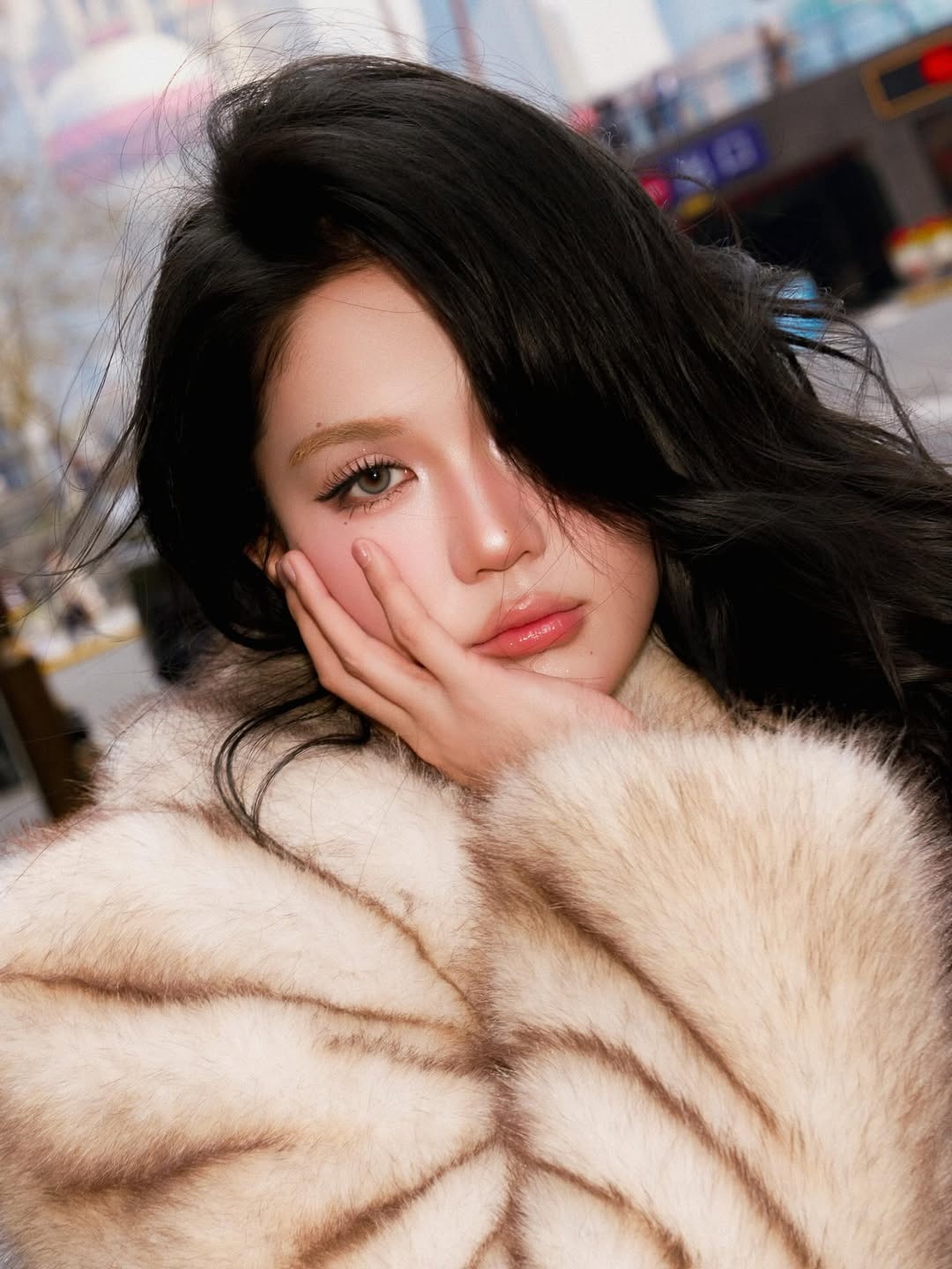 Ngoc Trinh,  Si Thanh,  xuyen thau,  mob wife,  da nau,  Newsfeed Rate anh 6