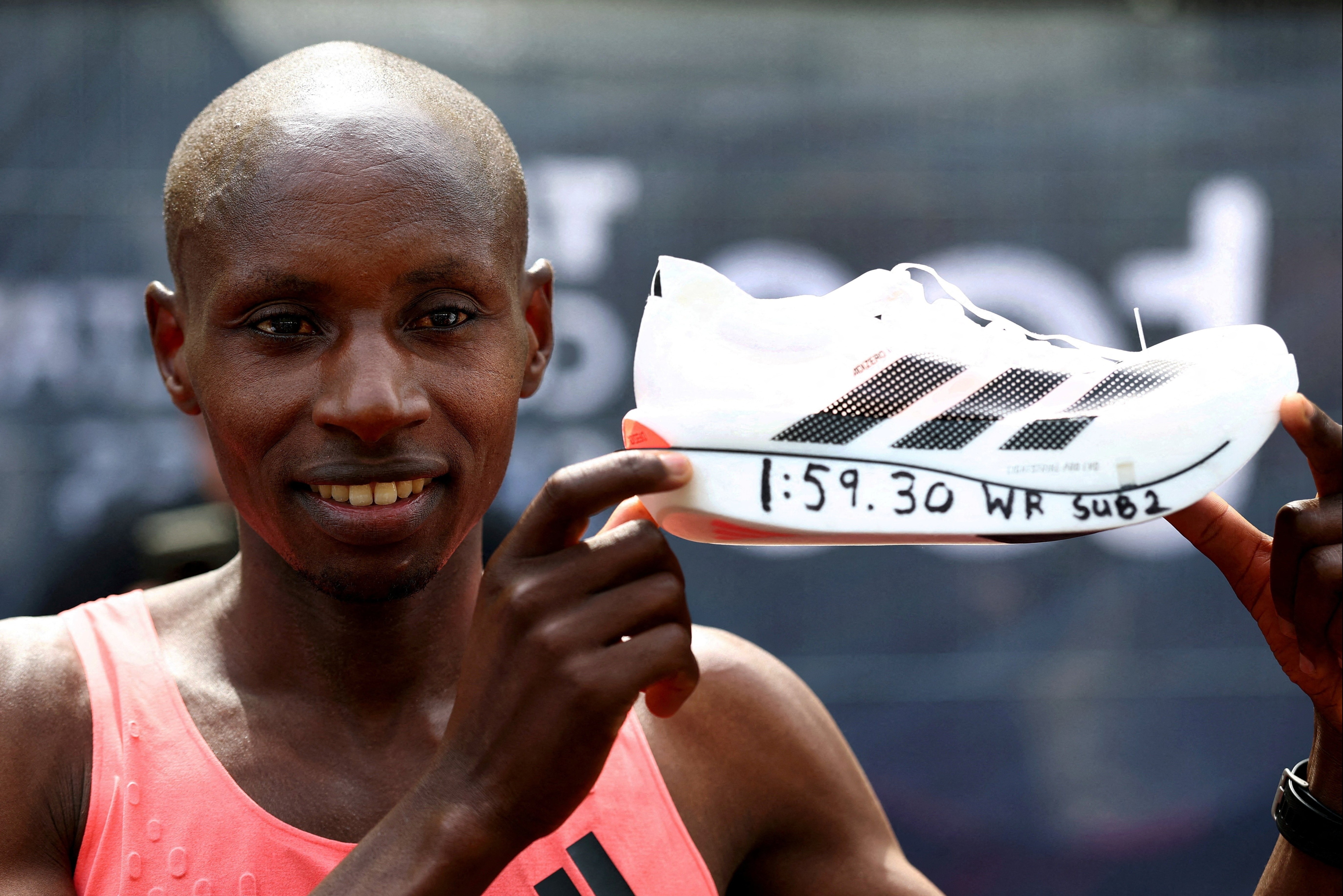 'Sieu giay' adidas xac lap ky luc hinh anh