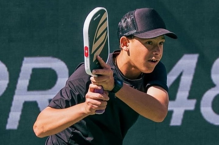 Cau be 15 tuoi gay chan dong lang pickleball the gioi la ai hinh anh