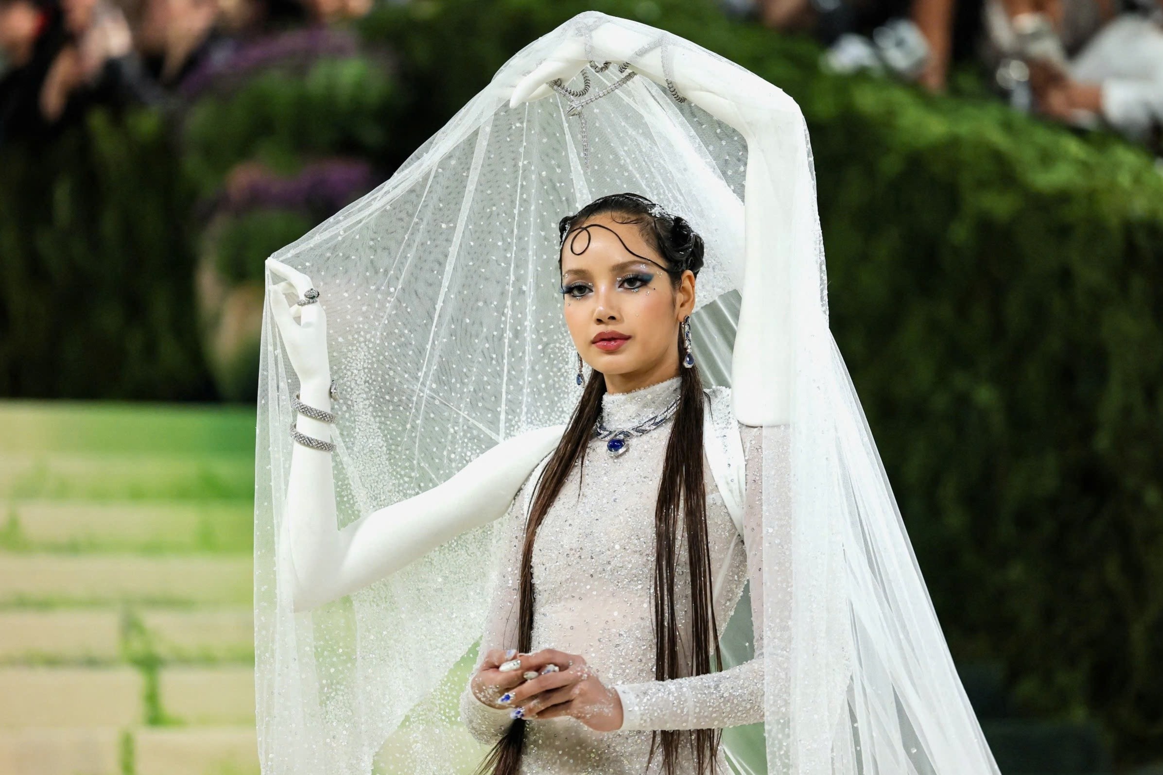 Lisa choi troi o Met Gala hinh anh