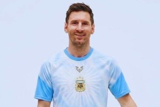 Lan dau trong lich su, ao tuyen Argentina gan ten Messi hinh anh