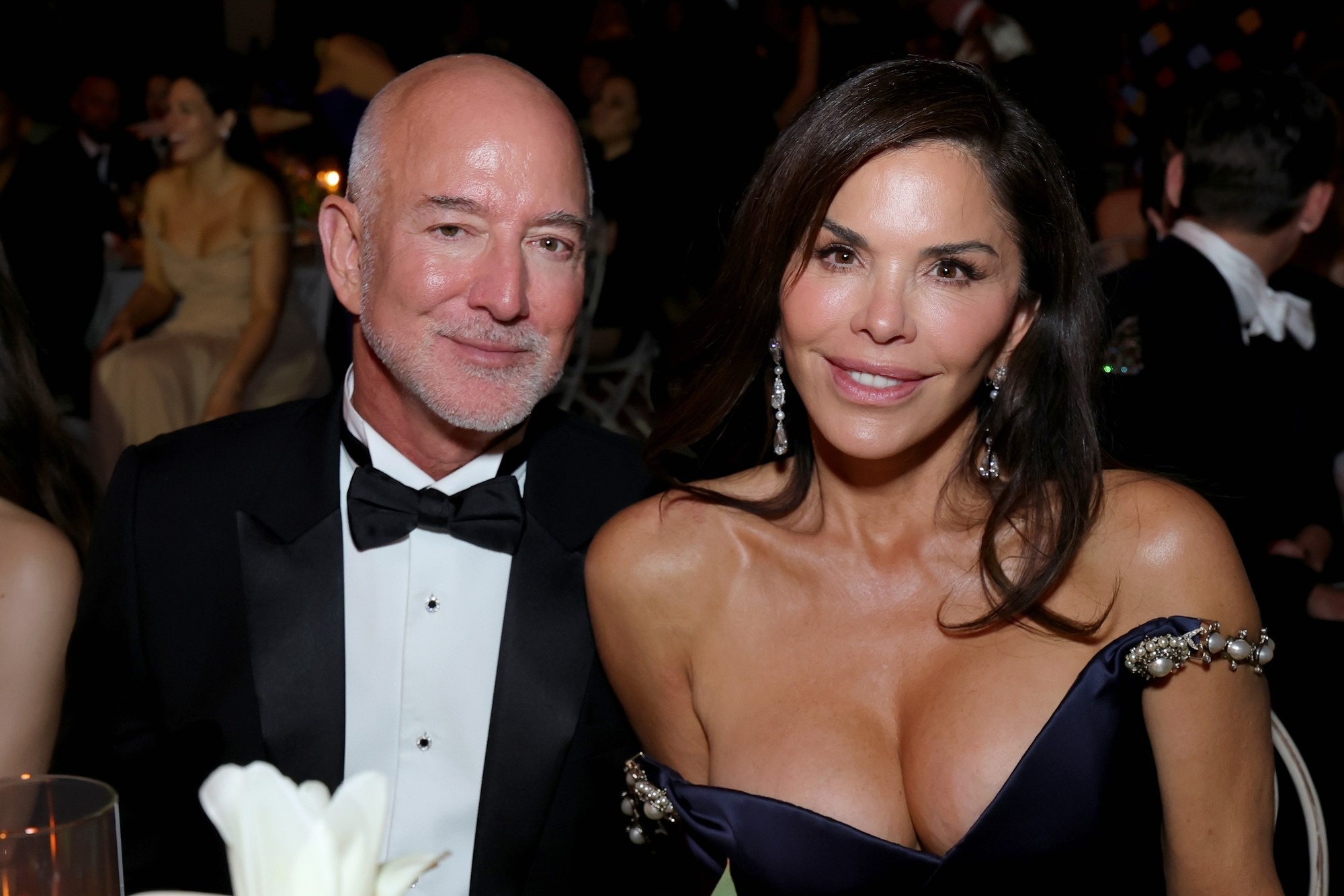 Hang tram lo nuoc tieu gia nham vao Jeff Bezos o Met Gala hinh anh