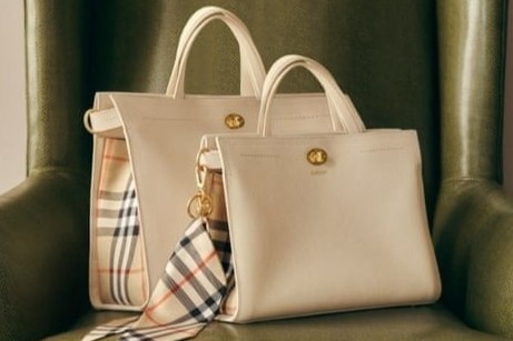 Chiec tui xach giup Burberry thoat nam thua lo hinh anh