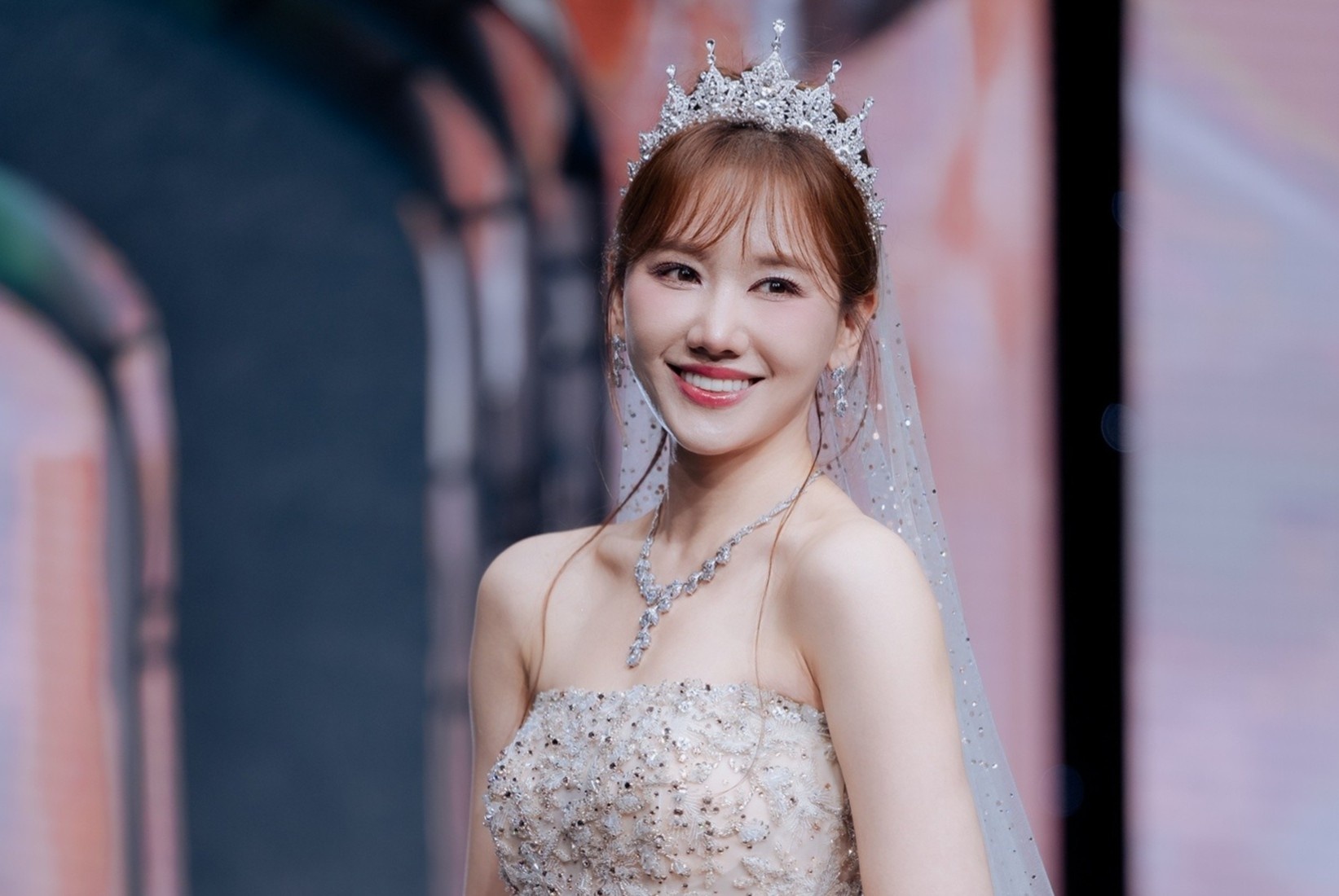 Vo Tran Thanh dien vay cuoi dinh hon 1.000 vien da Swarovski hinh anh
