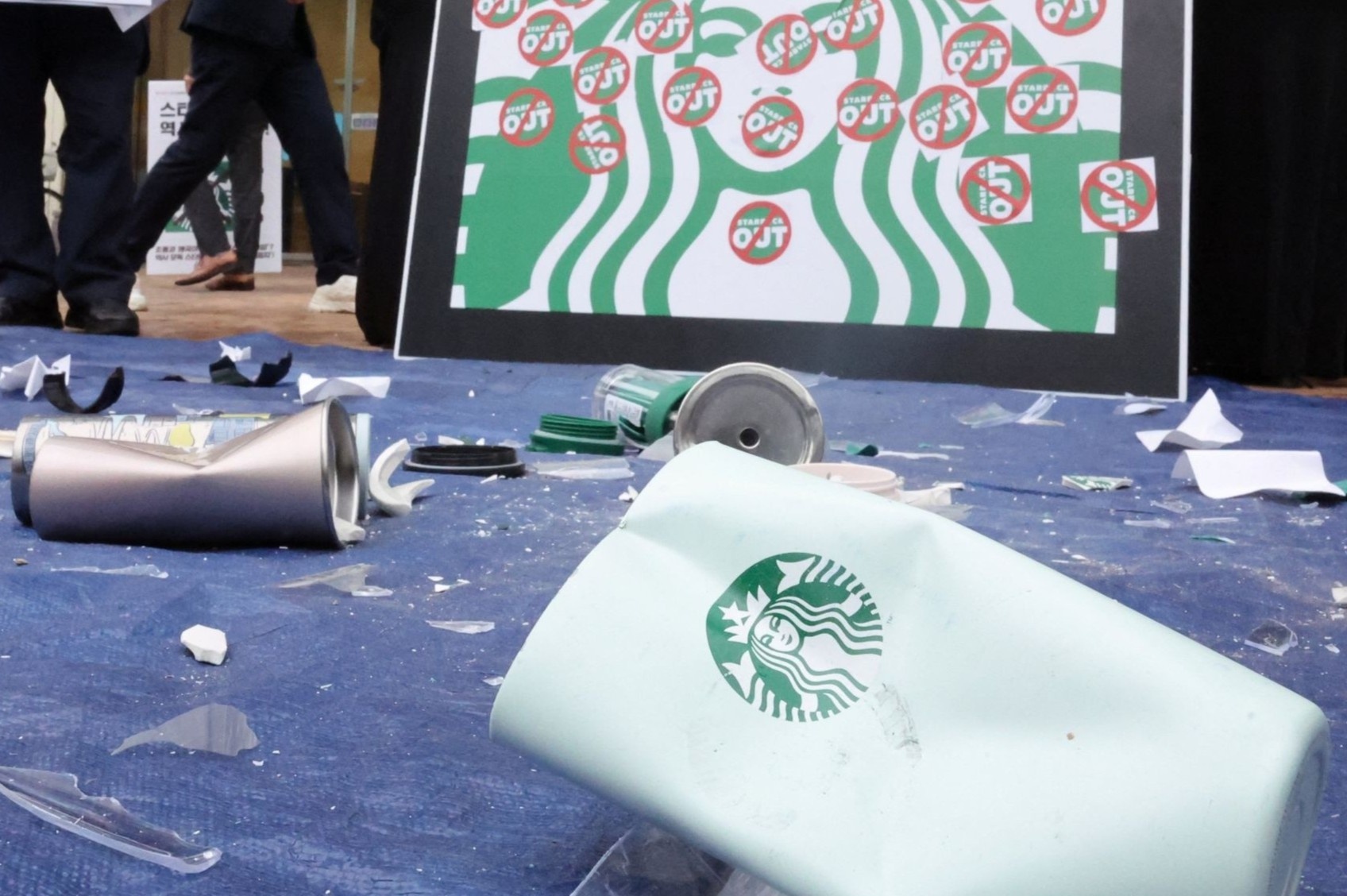 Starbucks Han Quoc bi tay chay hinh anh