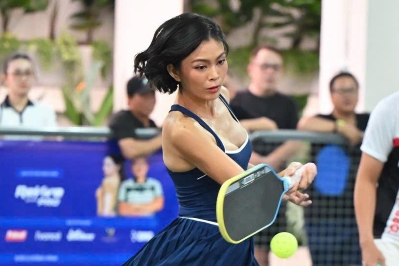 Nguoi mau Mau Thuy tuyen bo bo choi pickleball hinh anh