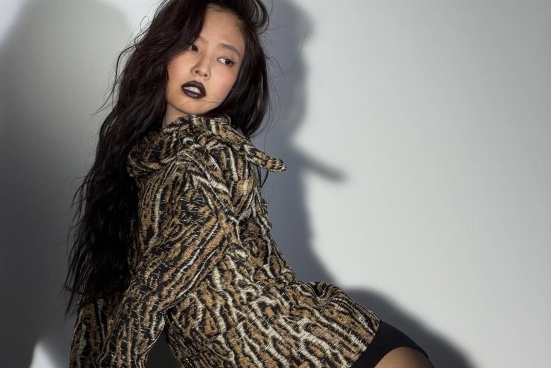 Jennie bat chap mot khong quan dang thoai trao hinh anh