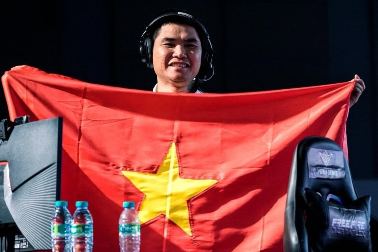 Ban dem livestream game, ban ngay lam ong chu trai dong cat hinh anh