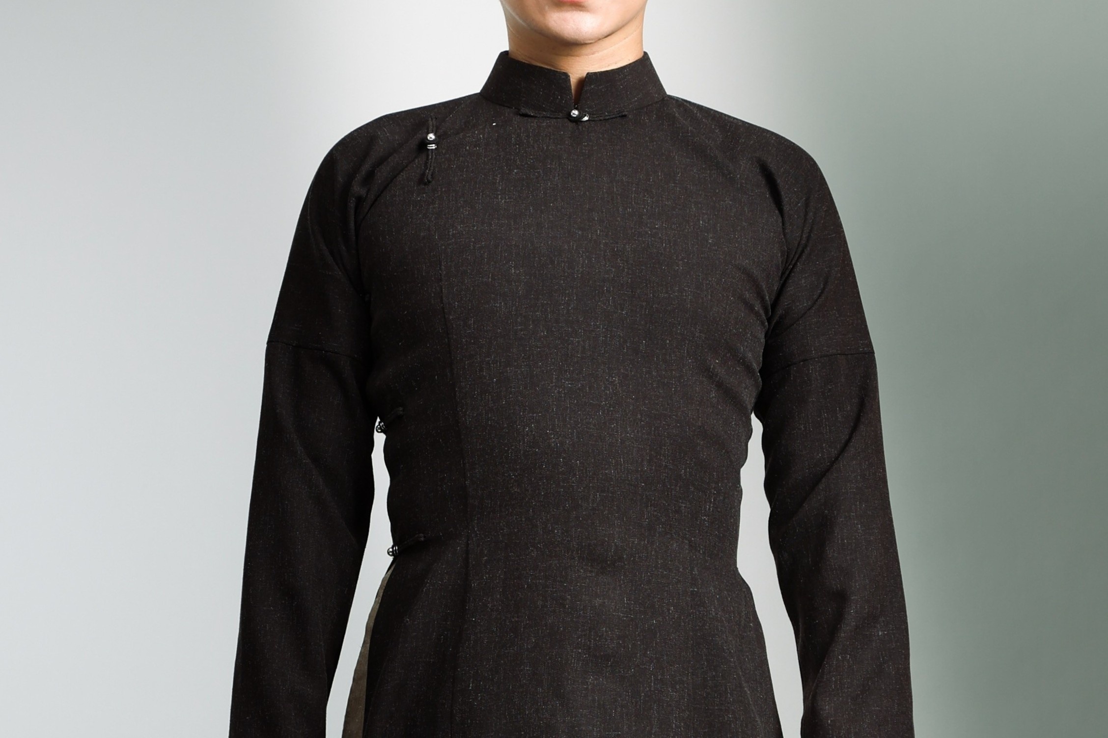 Ao dai nam chiet eo vap tranh cai hinh anh