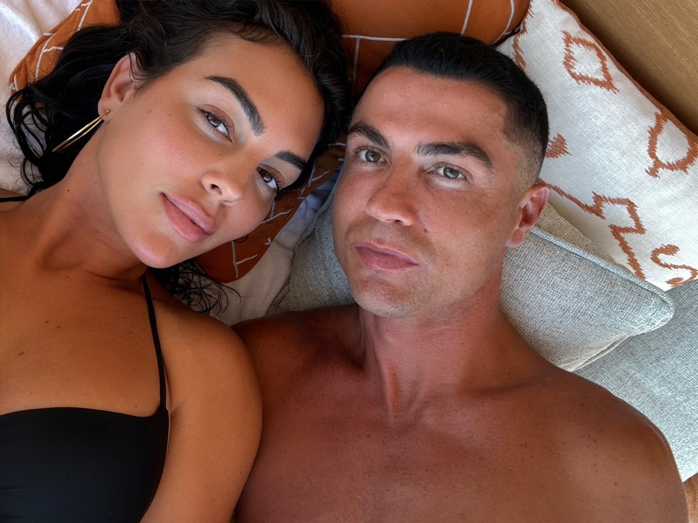 Ronaldo khong ghi ten ban gai Georgina tren giay World Cup hinh anh