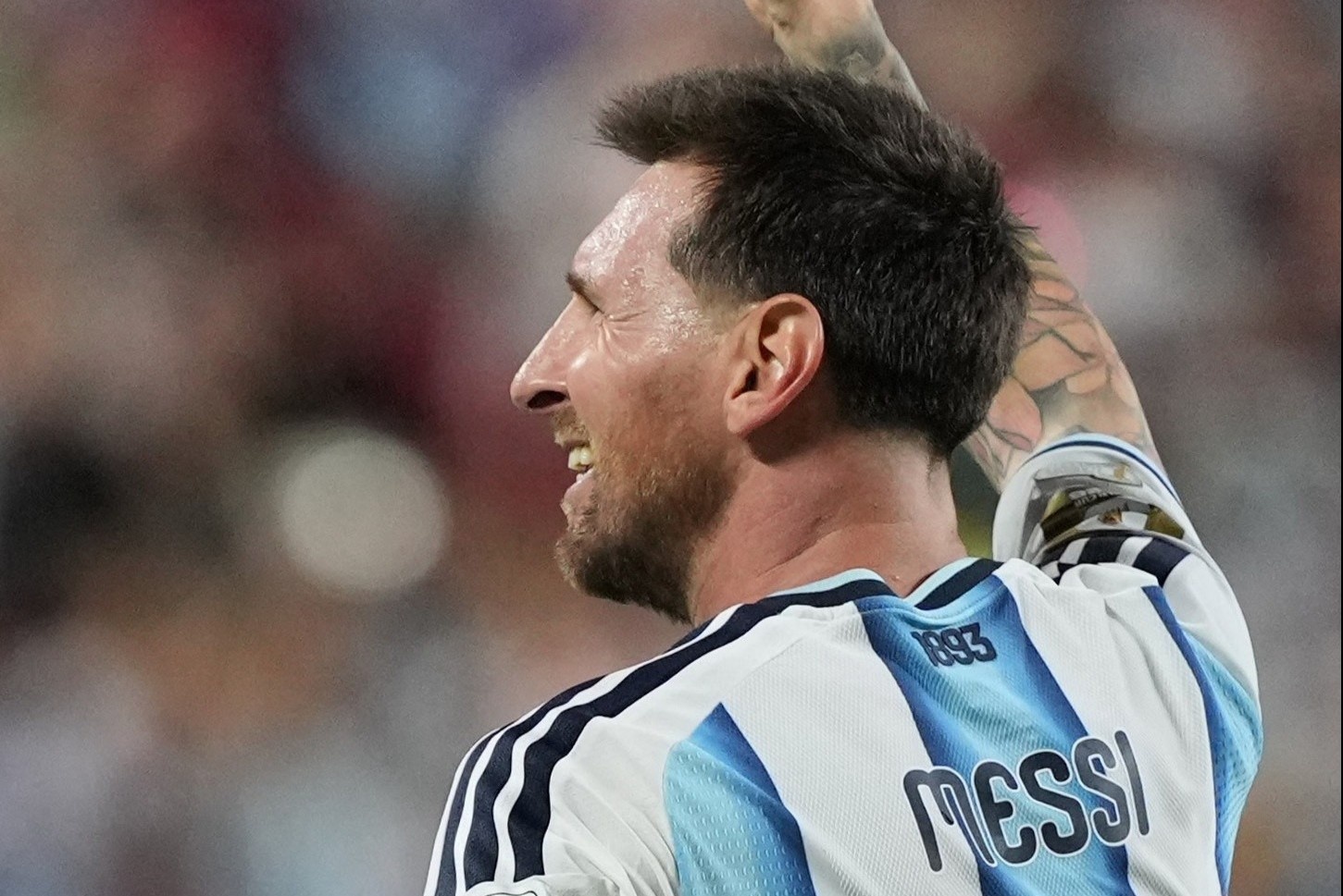 Messi ghi hat-trick voi doi giay in ten vo va 3 con hinh anh