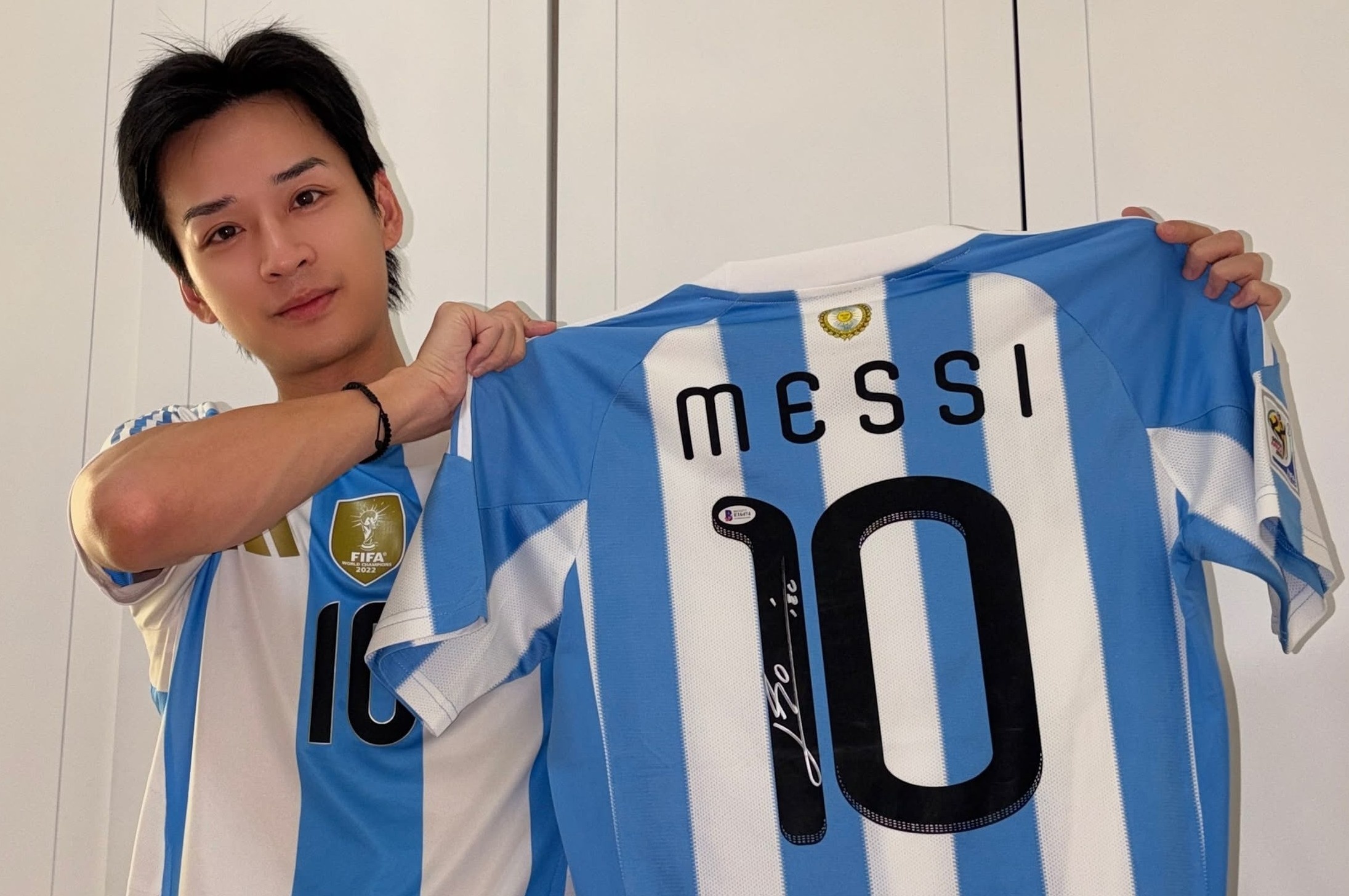 Chang tho 'Mat Biec' khoe ao dau co chu ky Messi hinh anh