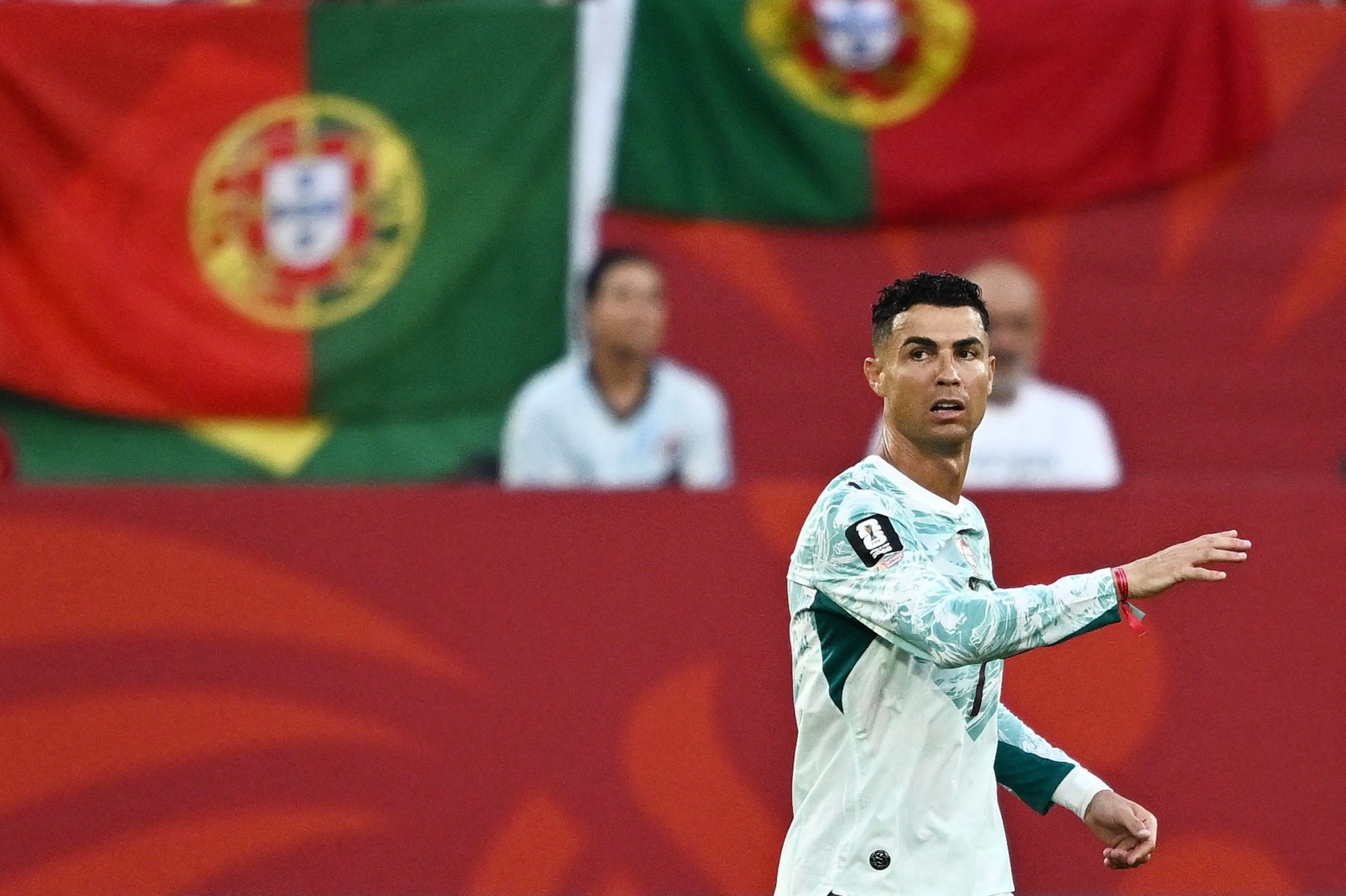 Bo Dao Nha bi loai, fan Ronaldo o TP.HCM xin nghi lam hinh anh