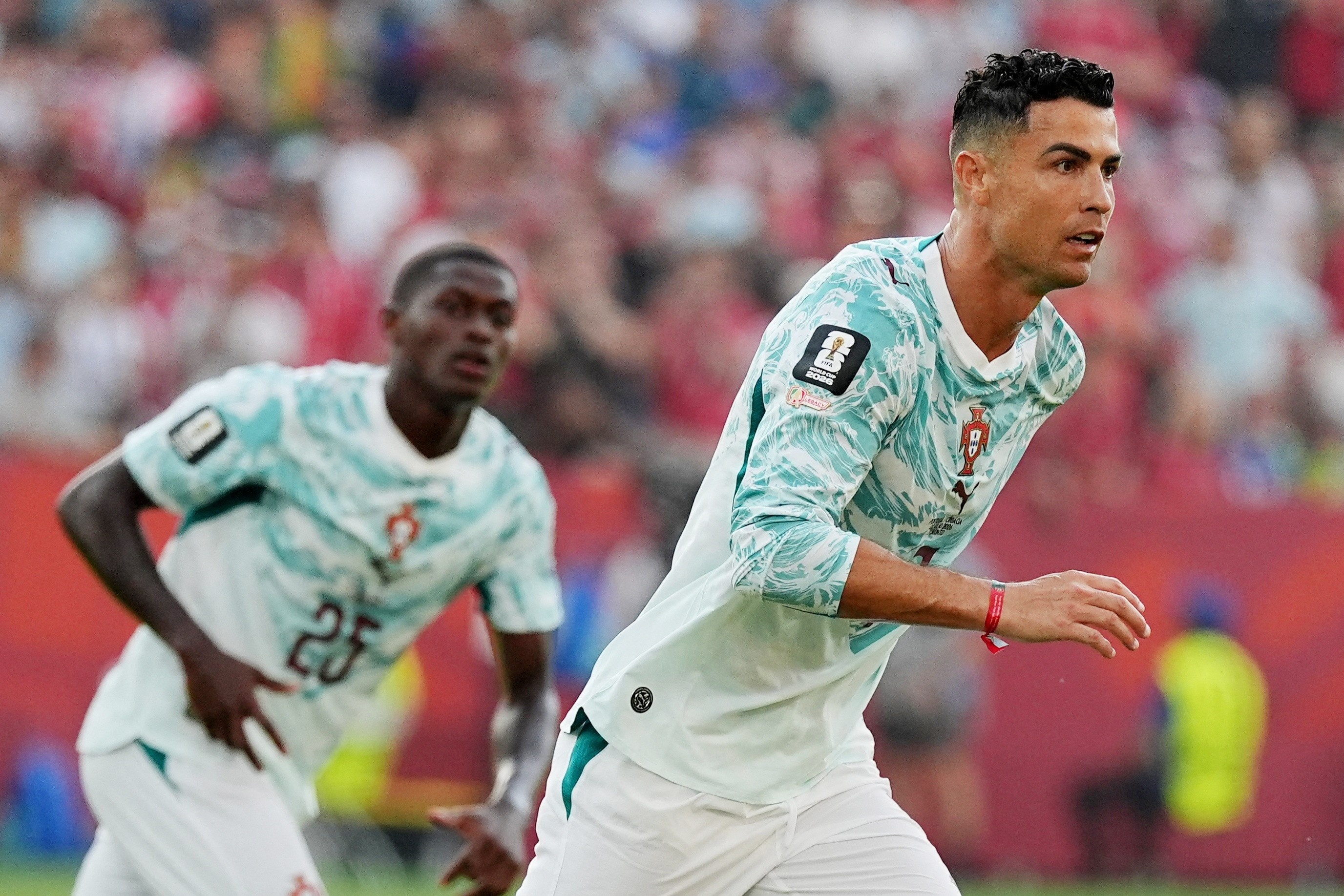 Mua World Cup, van phong TP.HCM chia phe vi Messi va Ronaldo hinh anh