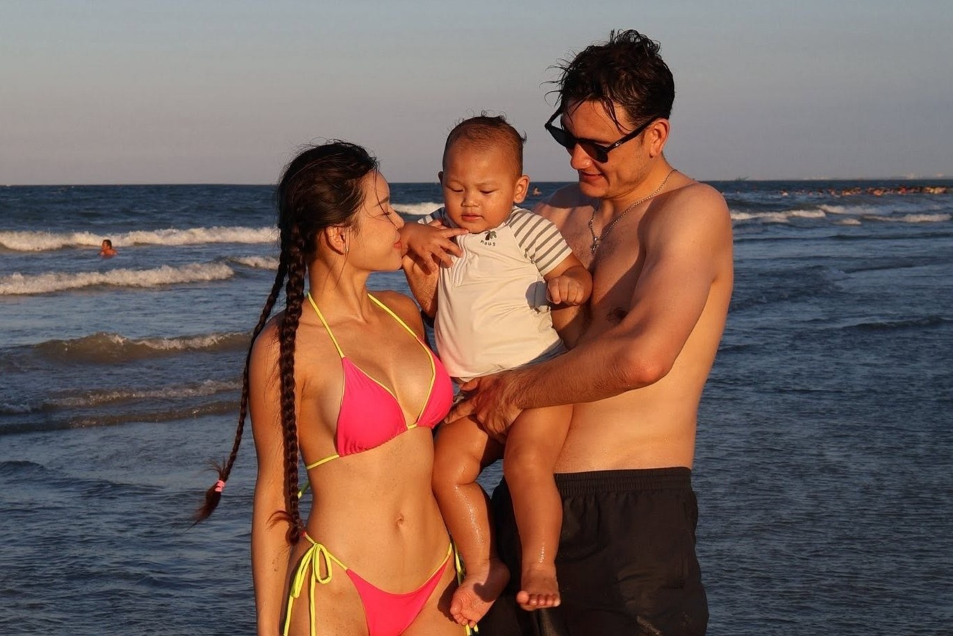 Duong dua bikini he cua vo Dang Van Lam, Quang Hai hinh anh