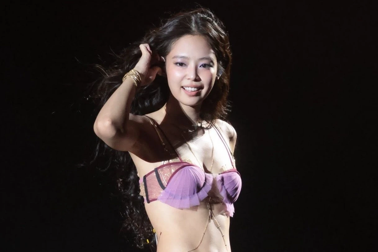 Jennie diện mỗi áo ngực lên sân khấu