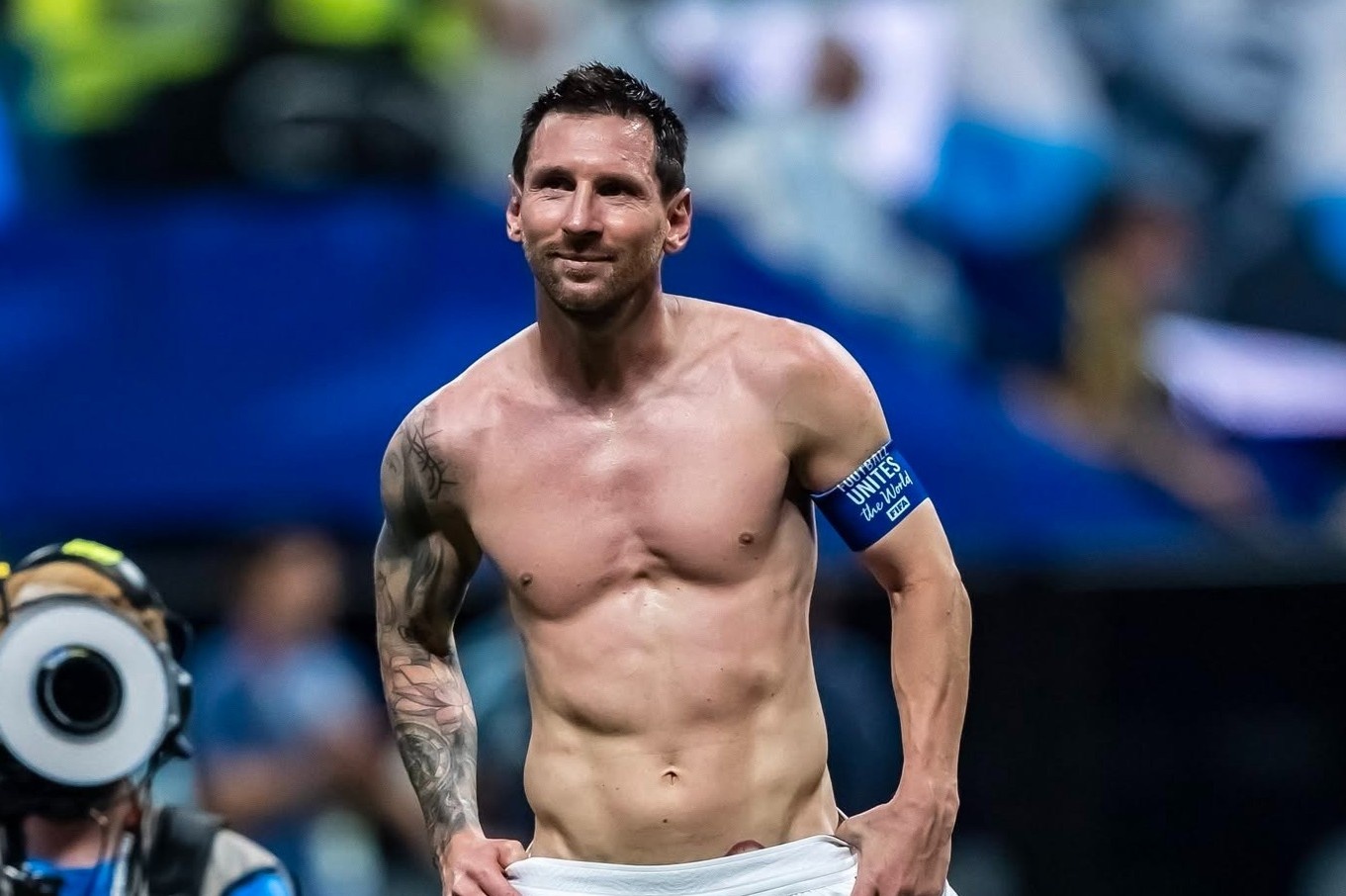 Messi lộ hình xăm môi vợ ở rãnh bụng