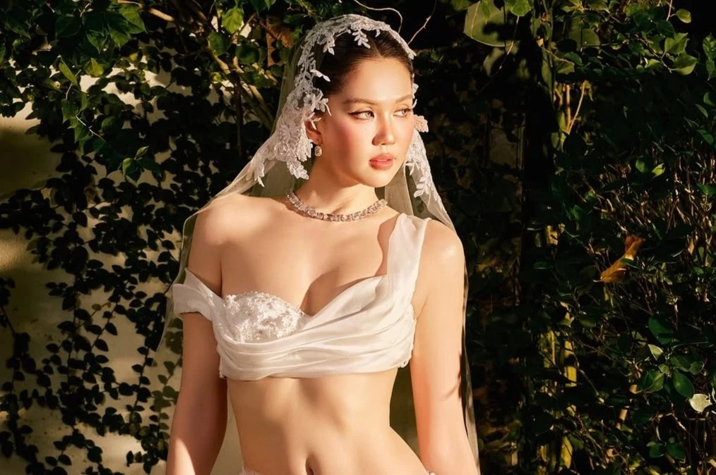 Ngọc Trinh mặc váy cưới 2 mảnh quyến rũ