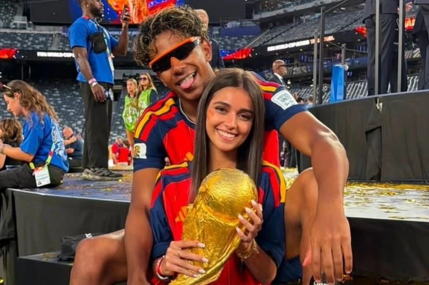 Bạn gái Yamal nâng cúp vô địch World Cup