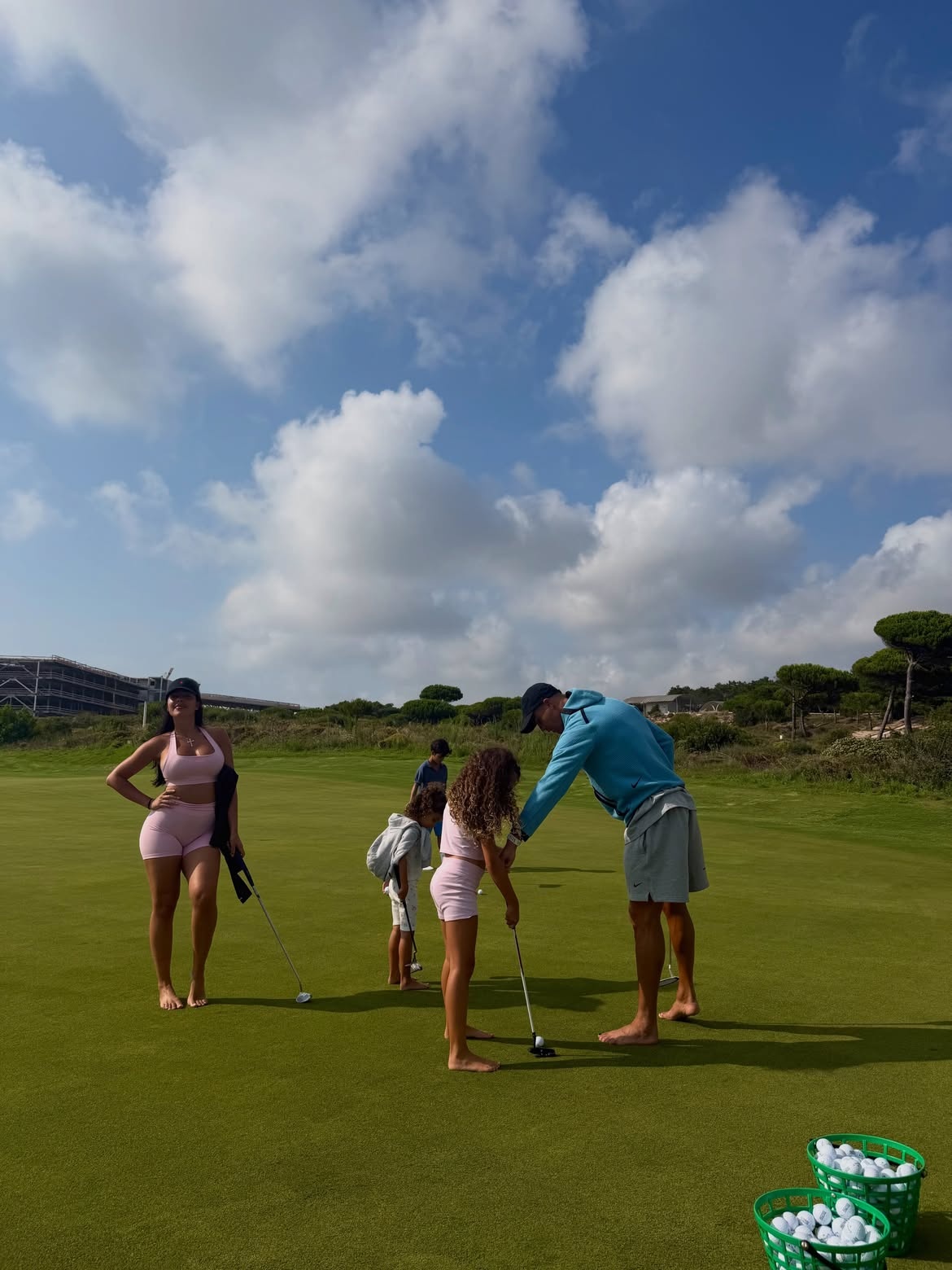 Ronaldo,  Georgina Rodríguez,  golf ảnh 2