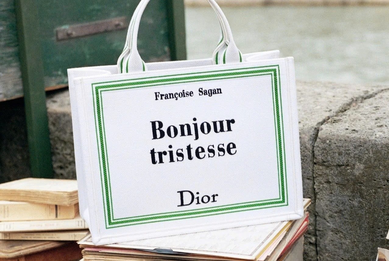 Túi Dior bìa sách 3.000 USD gây chú ý của Rihanna