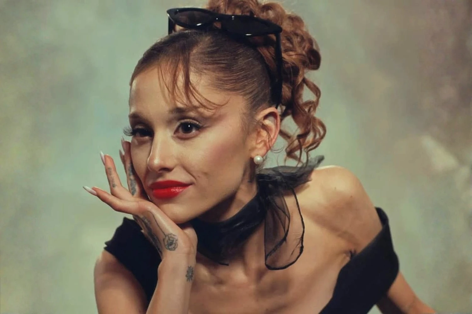 Thân hình 'trơ xương' của Ariana Grande gây tranh cãi