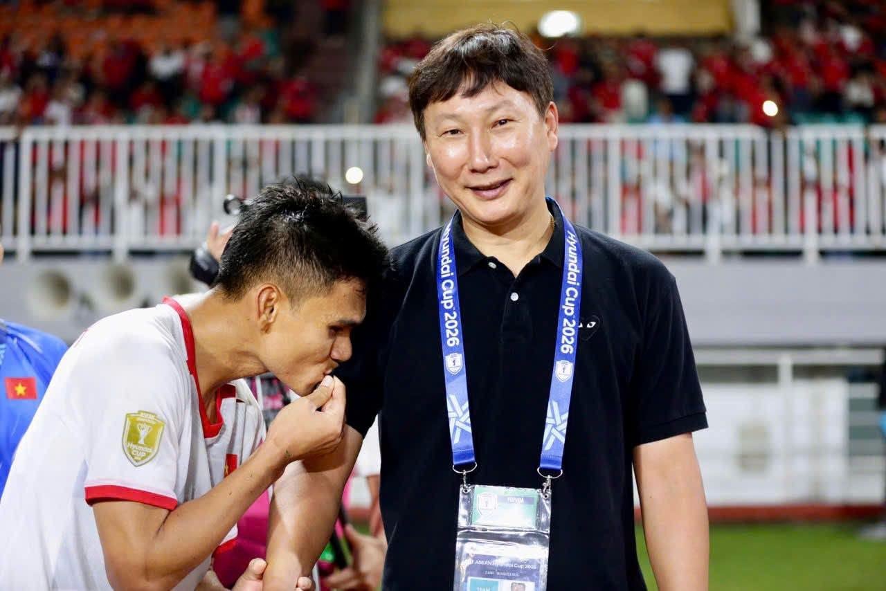 'Áo vía' hơn 3 triệu đồng của HLV Kim Sang-sik