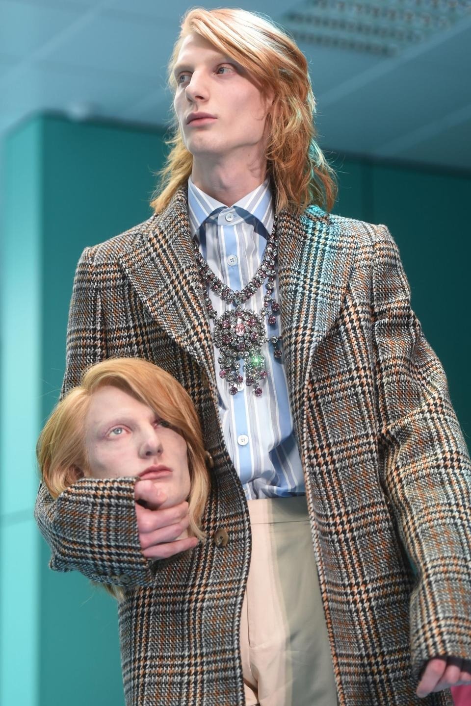 s&aacute;ch,  Gucci,  Prada,  Alexander McQueen ảnh 11