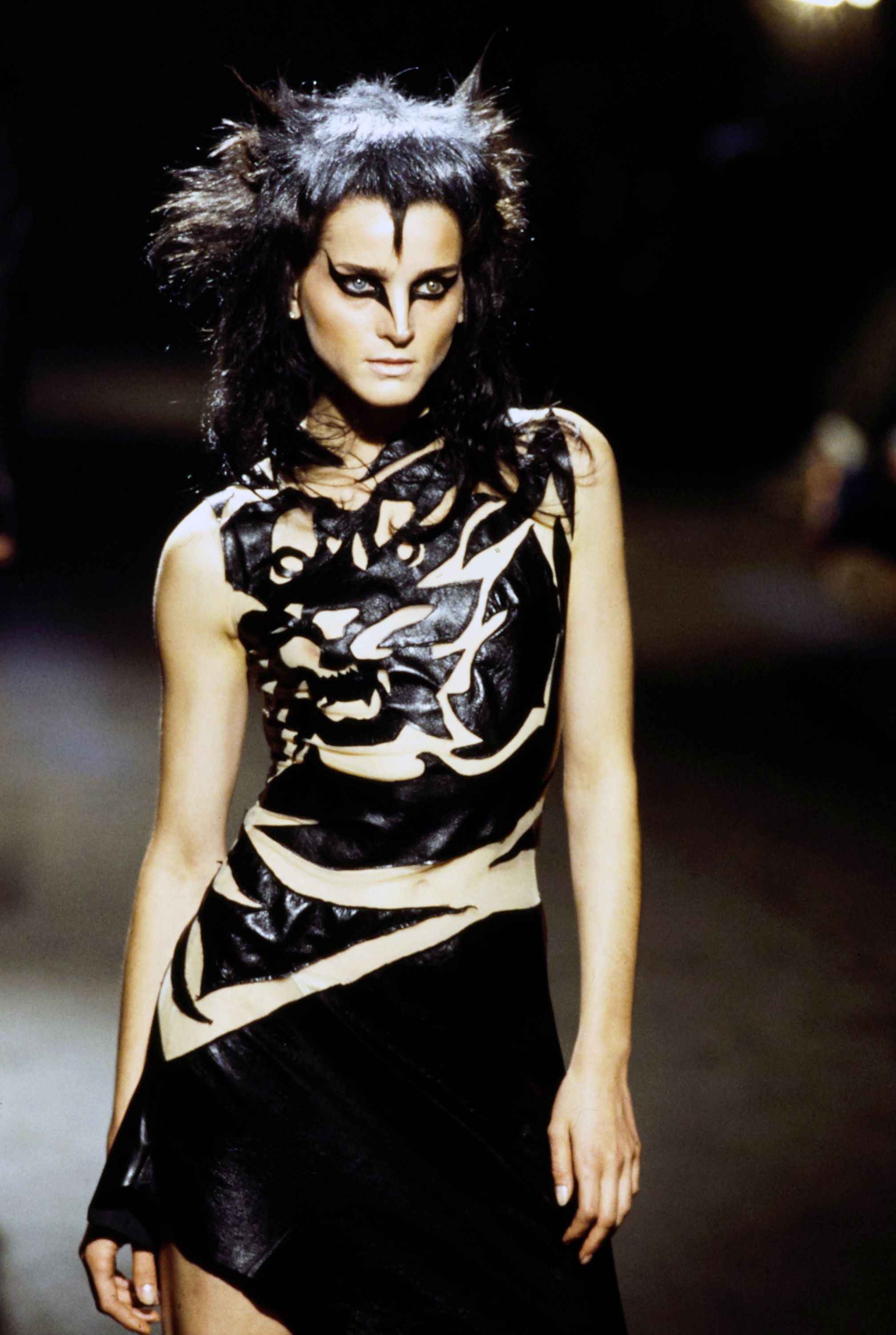 sách, Gucci, Prada, Alexander McQueen ảnh 7 sách, Gucci, Prada, Alexander McQueen ảnh 7