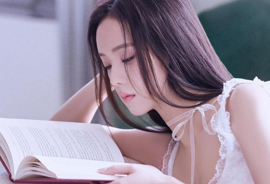 Jisoo,  Haruki Murakami,  F. Scott Fitzgerald,  Marcel Proust ảnh 1