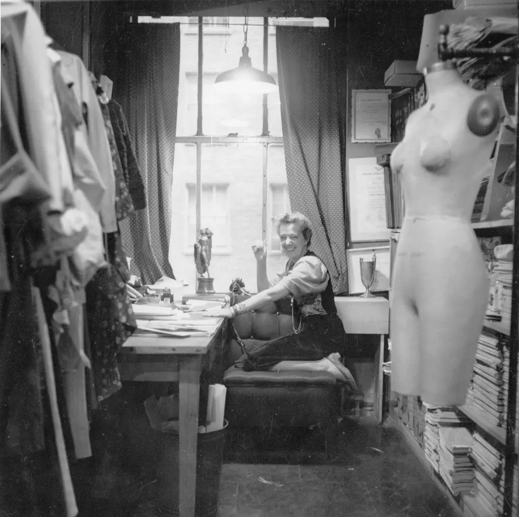 s&aacute;ch,  cuốn s&aacute;ch,  nh&agrave; thiết kế,  What Shall I Wear ảnh 1