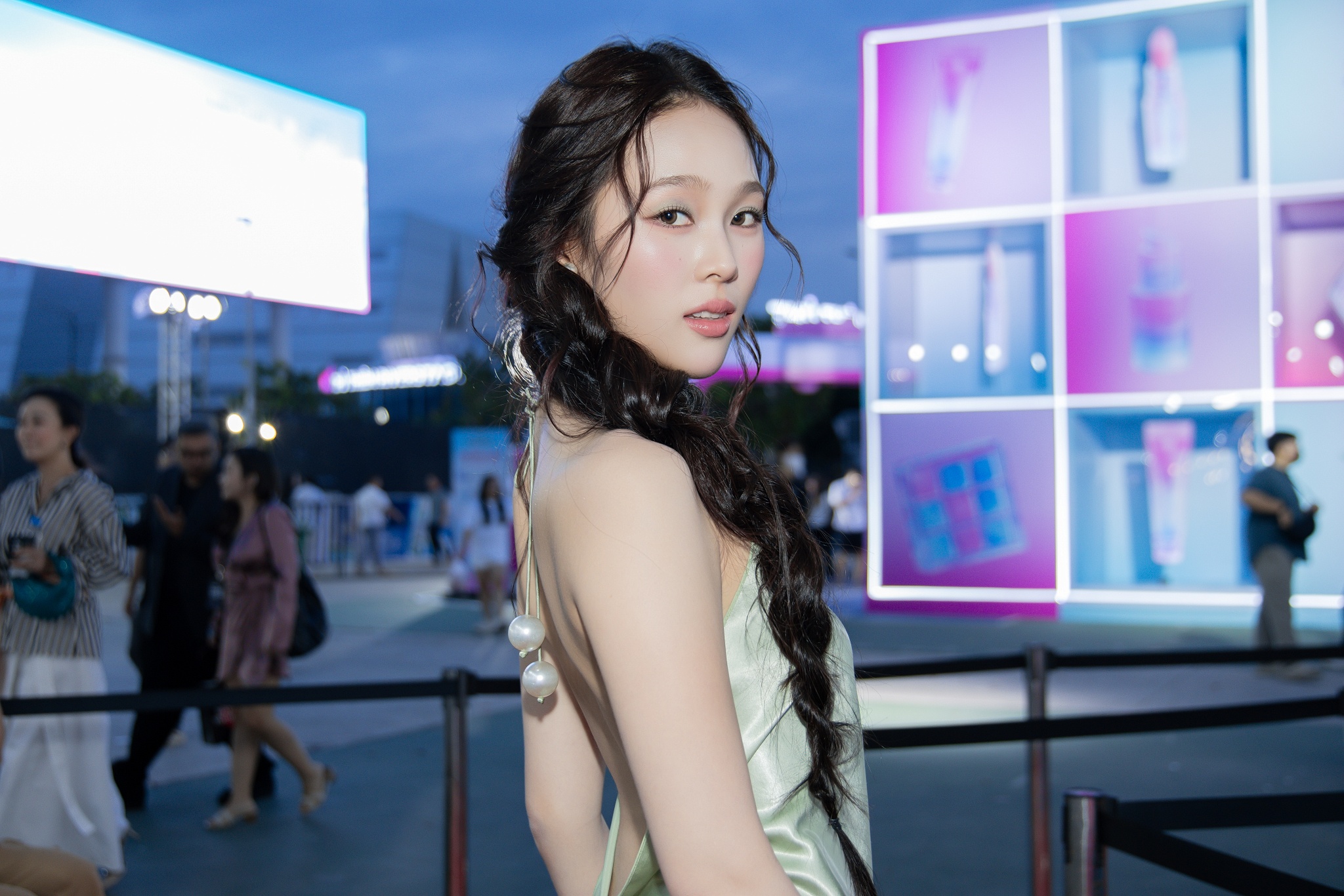 Y2K, má hồng đậm và son nude phủ sóng Beauty Concert 2026