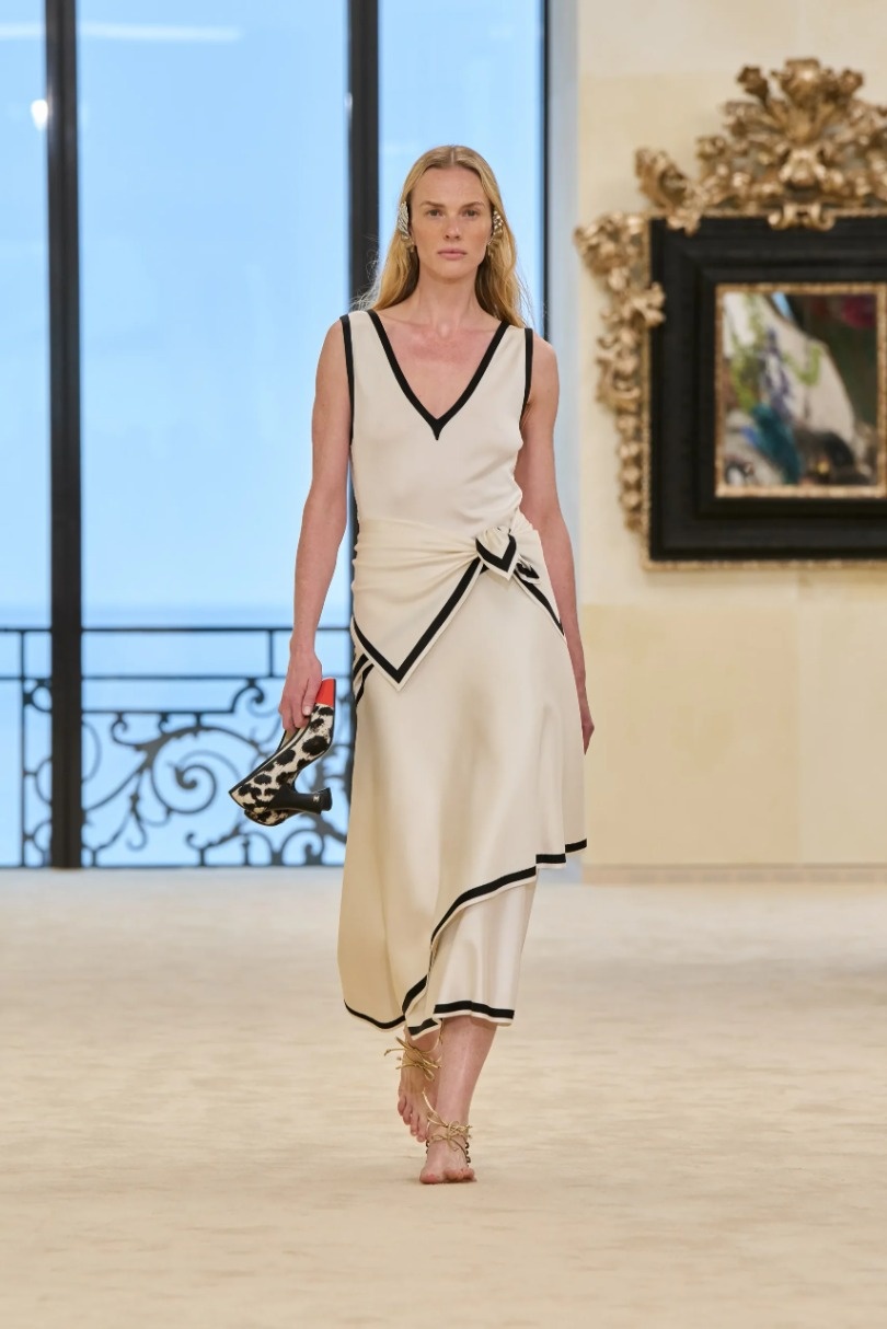 ch&acirc;n,  Chanel,  Margaret Qualley ảnh 3