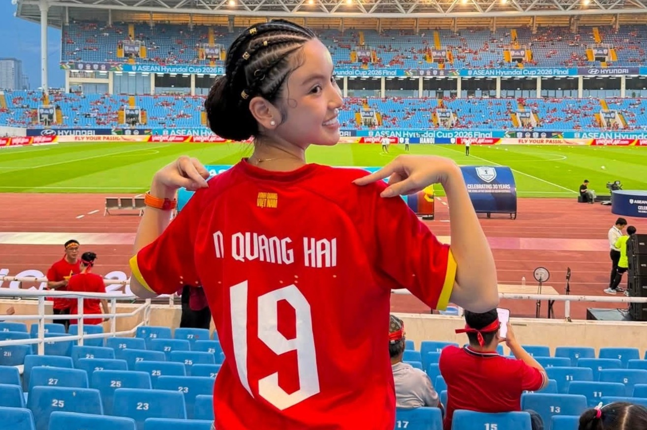 Thấy gì khi vợ Quang Hải, Văn Hậu mặc áo đấu bóng đá