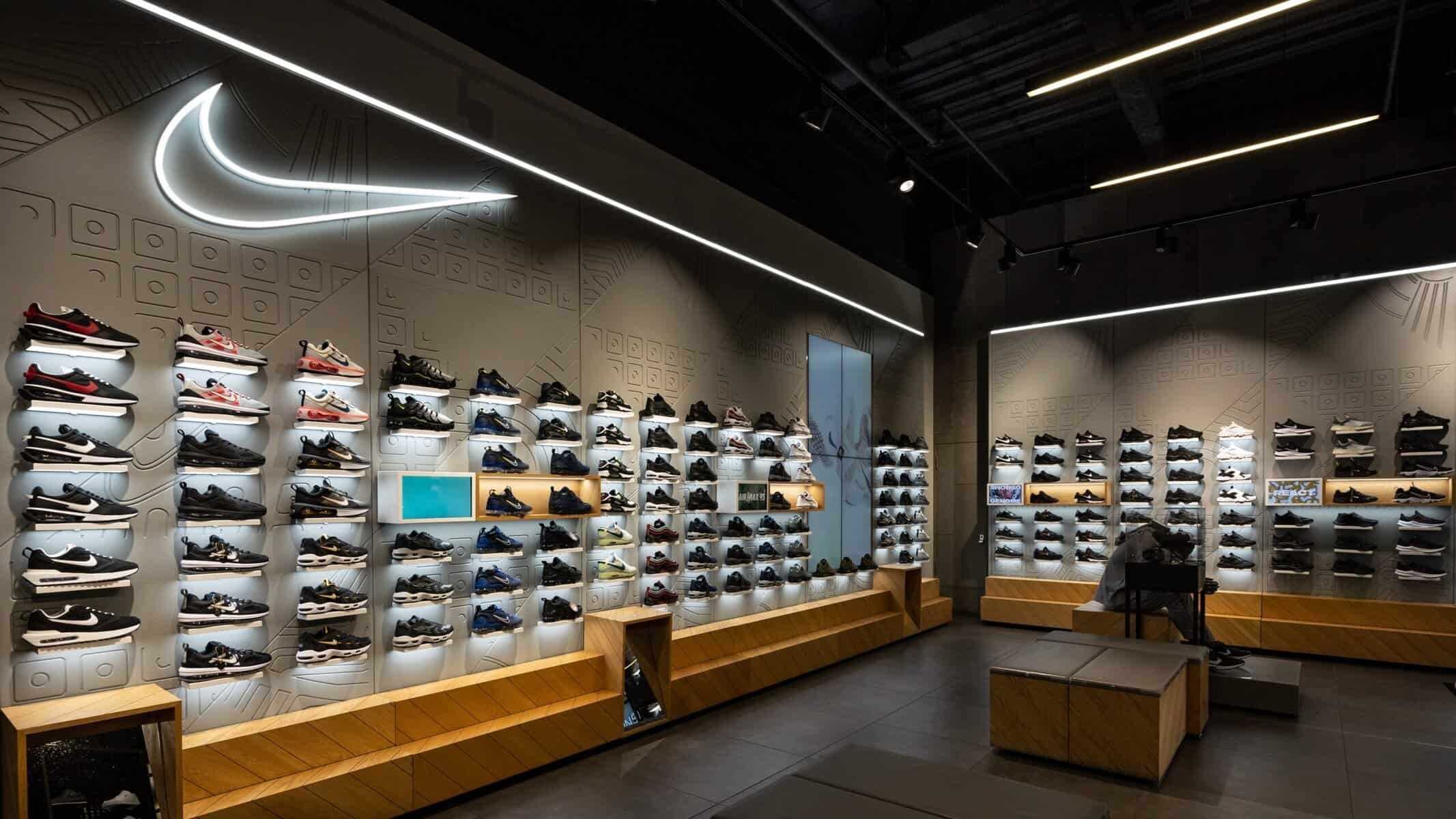 Nike,  gi&agrave;y,  doanh thu ảnh 2