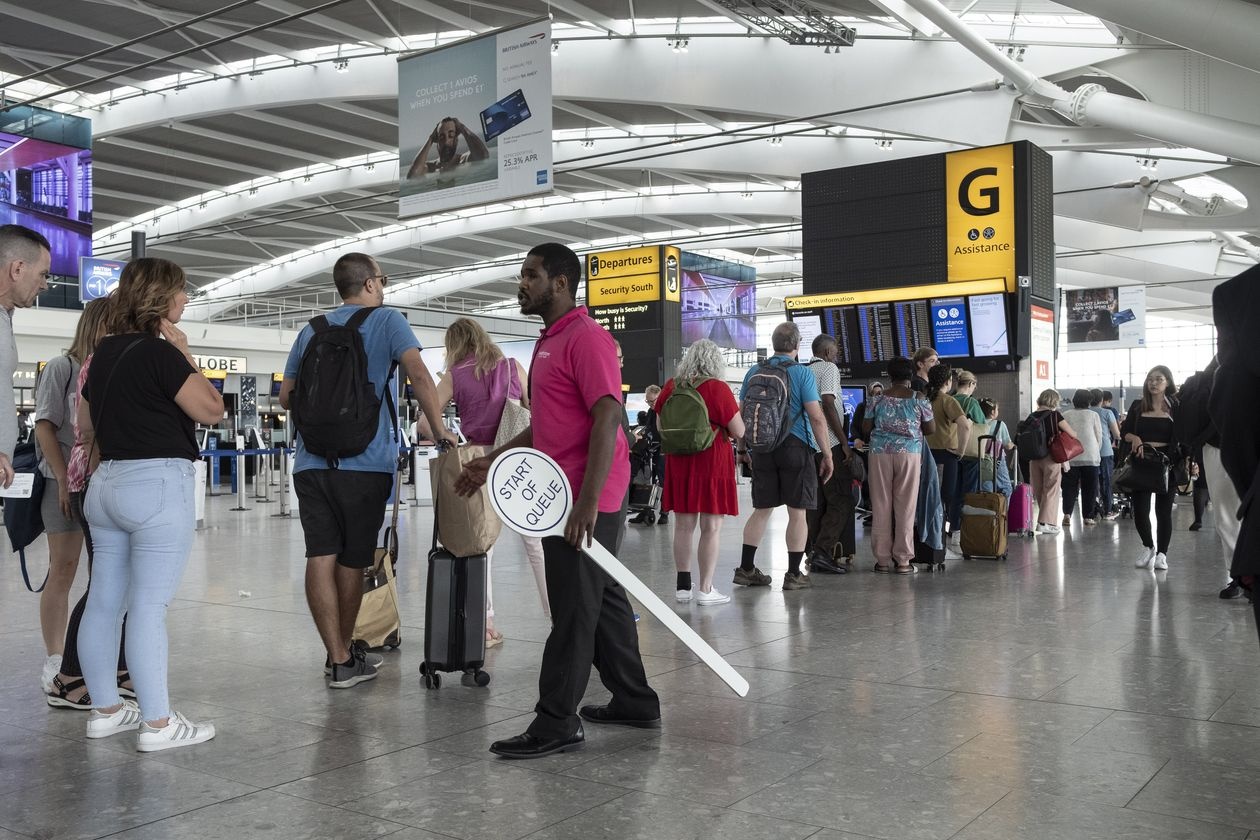 tac nghen tai san bay anh 2