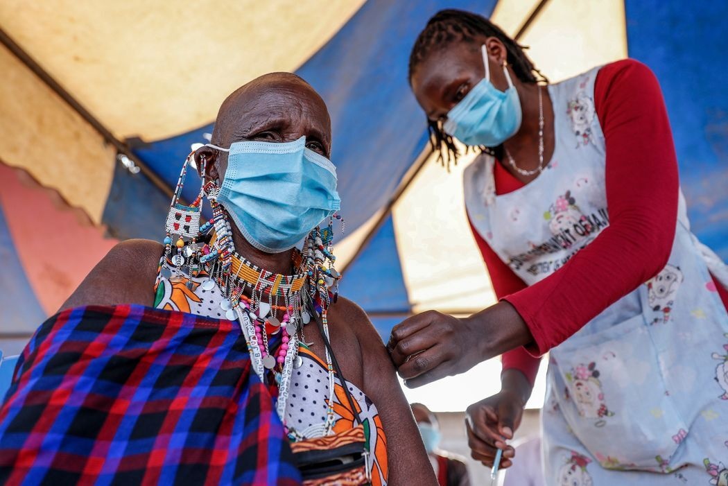 Vaccine Covid-19 van ngoai tam voi cua nguoi dan nuoc ngheo hinh anh