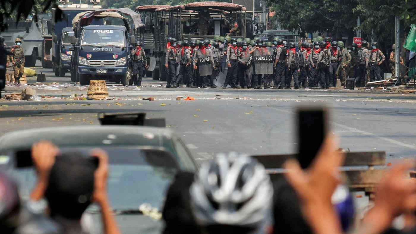 Xe quan su Myanmar lao vao nguoi bieu tinh, 5 nguoi thiet mang hinh anh