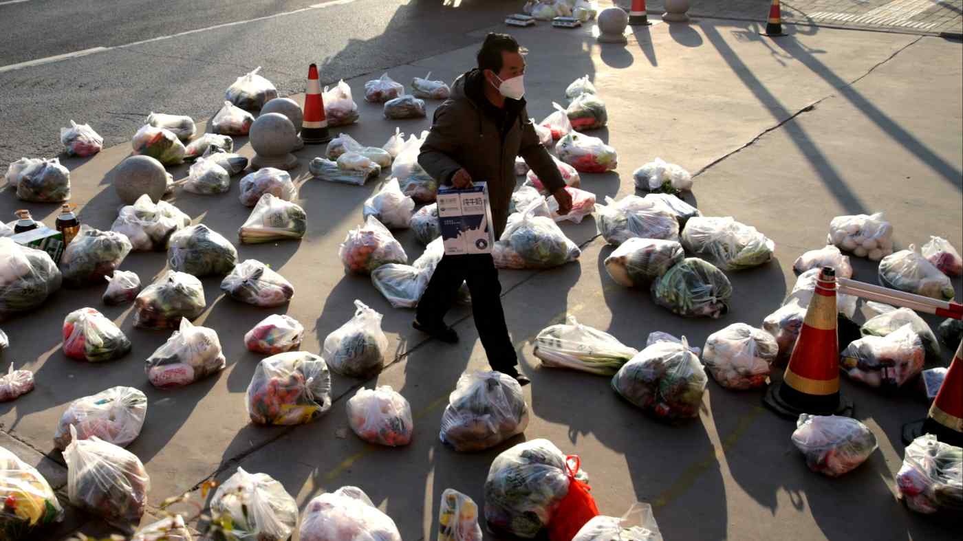 Nguoi dan Tay An chat vat de mua nhu yeu pham anh 1