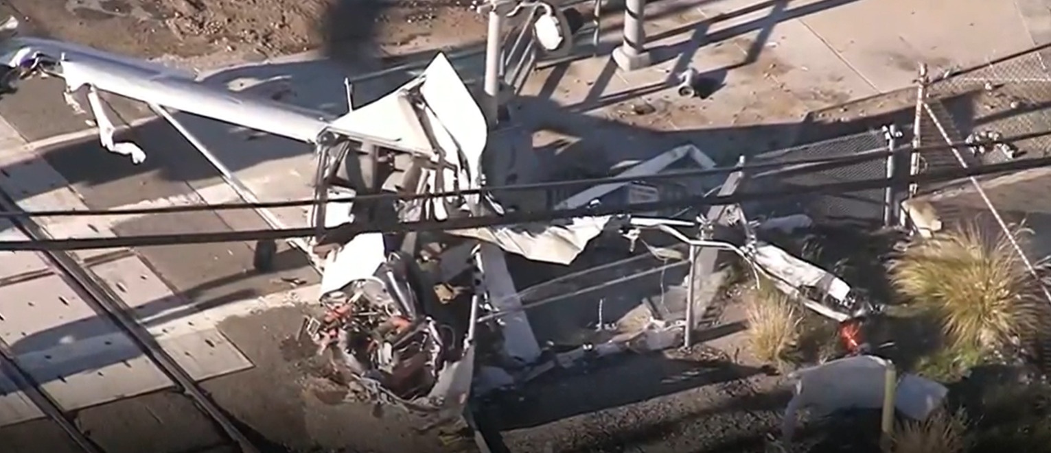 May bay roi xuong duong ray, phi cong My thoat chet trong gang tac hinh anh