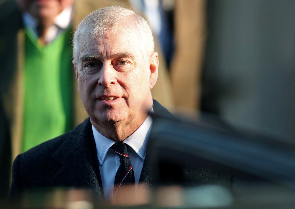 Hoang tu Andrew mat tuoc vi hoang gia va chuc vu quan doi hinh anh