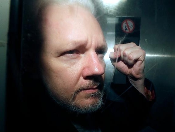Ong Assange nhan phan quyet moi hinh anh