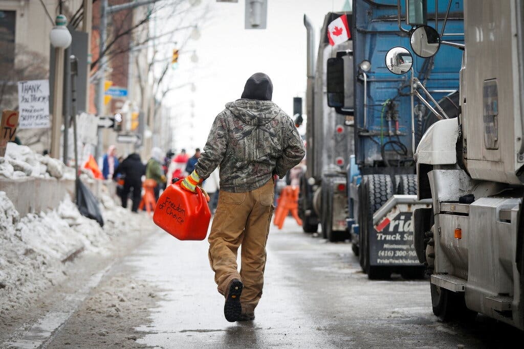 bieu tinh tai Canada anh 7